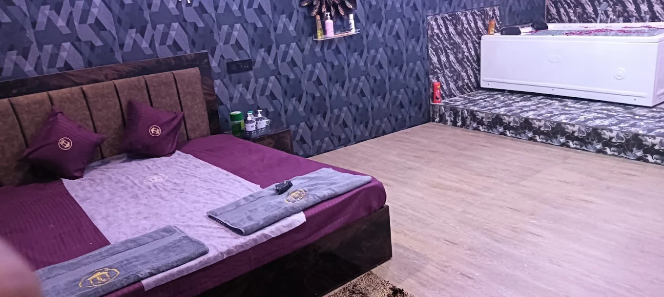 Luxury Spa in Shahjahanpur Center - Image 1
